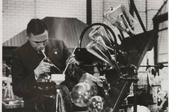 A chemist at work in an industrial laboratory of the era — the kind of setting where the polyethylene story began.